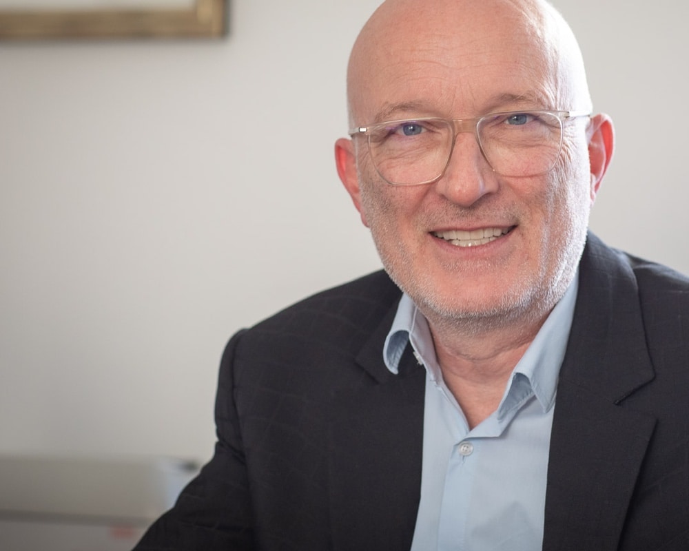 Portretul lui Frank zâmbind.