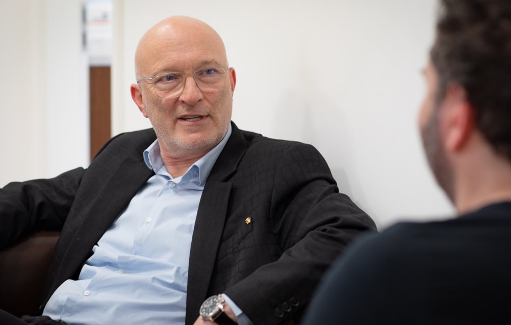 Frank și Ben în discuție.