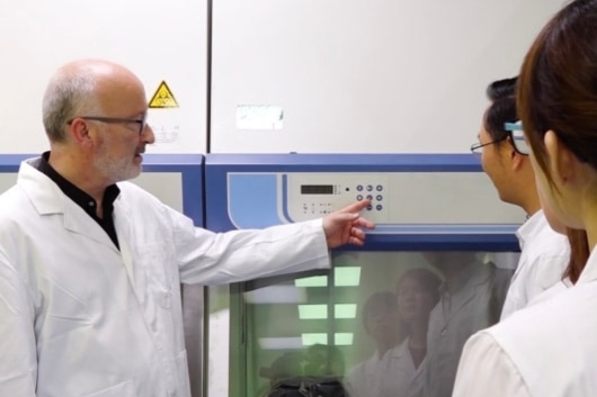 Frank apăsând butonul